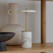 UMAGE LED-ladattava pöytävalaisin Asteria Move Mini, valkoinen 26 cm I...