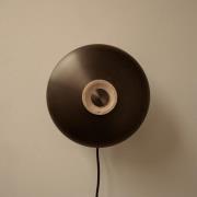 Audo TR Reverse LED-seinävalaisin, pistoke, hiekka/pronssi