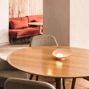 Vibia Musa 7402 LED-pöytävalaisin, vaakasuora, lohi