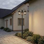 Lindby Zayn -ulkovalaisin, musta, 3-lamppuinen, korkeus 220 cm, IP65