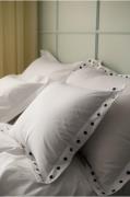 StaycationTyynynpäällinen Careful Lucky Clover puuvilla percaleValkoin...